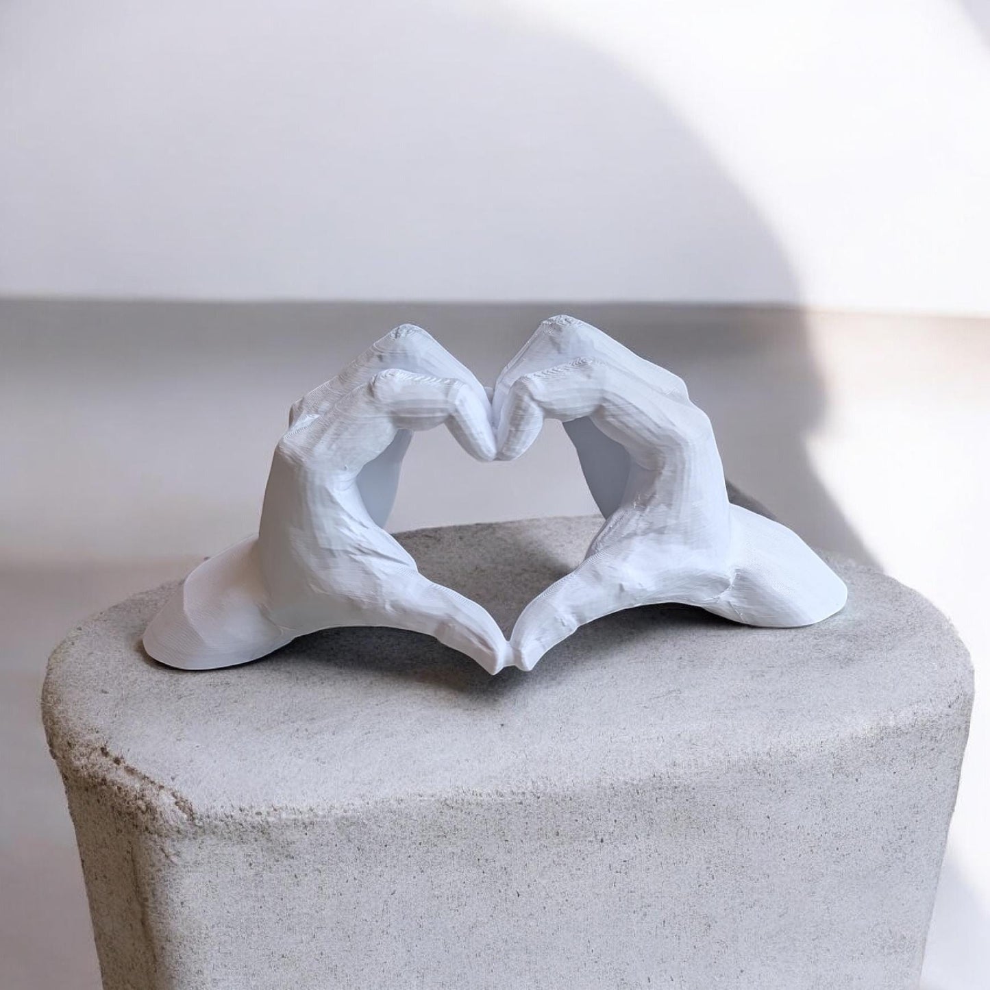 Love Heart Shaped Hands Ornament – Romantic Home Decor Sculpture, Anniversary Gift, Valentine’s Day Couple Decor
